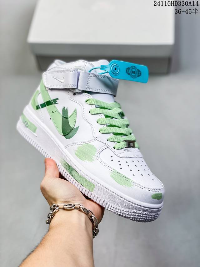 公司级带半码耐克nike Air Force 1‘07 空军一号低帮百搭休闲运动板鞋。柔软、弹性十足的缓震性能和出色的中底设计，横跨复古与现代的外型结合，造就出