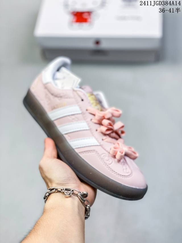 Adidas 阿迪达斯 羚羊内训系列 男女鞋半码制，原楦开发版型，采粒面移膜牛剖革组合用翻毛皮饰片鞋面材质，内环保海玻璃鞋垫，外置rb橡胶大底hello Kit