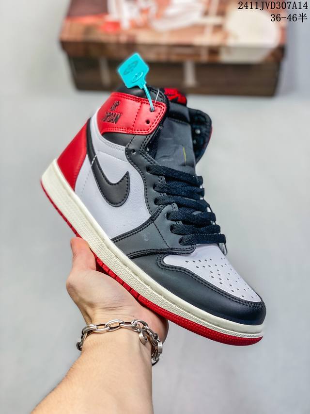 公司级带半码 耐克 Nike Air Jordan 1 Retro High Og 乔丹一代篮球鞋复刻运动鞋 皮面高帮板鞋的设计灵感源自运动夹克，带你重温入选球