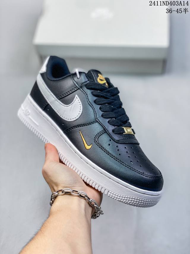 福利特价 带半码耐克nike Air Force 1‘07 空军一号低帮百搭休闲运动板鞋。柔软、弹性十足的缓震性能和出色的中底设计，横跨复古与现代的外型结合，造