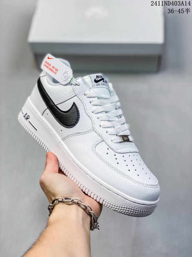 福利特价 带半码耐克nike Air Force 1‘07 空军一号低帮百搭休闲运动板鞋。柔软、弹性十足的缓震性能和出色的中底设计，横跨复古与现代的外型结合，造