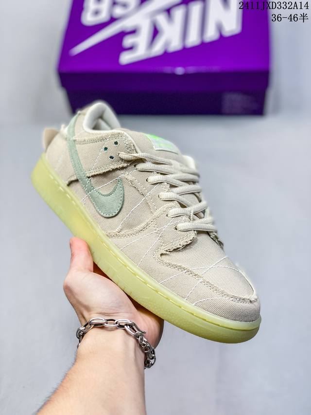 真标带半码耐克nike Sb Zoom Dunk Low 板鞋 系列经典百搭休闲运动板鞋 鞋舌的填充，使舒适性大大提升，同时也更方便穿脱中底部分则加入了脚感柔软