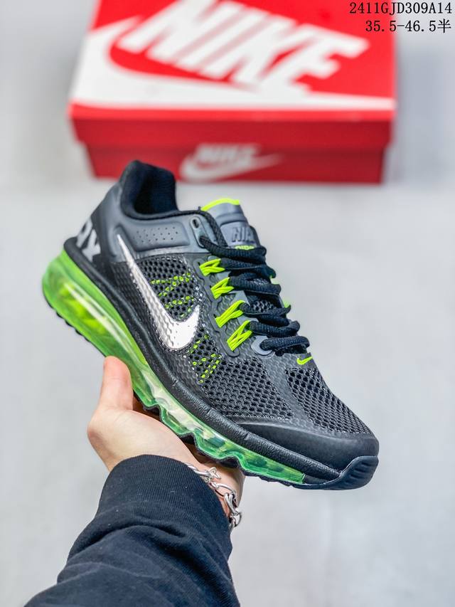 公司级nike Air Max 2013 联名气垫跑鞋 整体依旧以stussy标志性的麻布编织材质覆盖 鞋身大面积采用了网眼材质为主 并且后跟部分还带有反勾sw