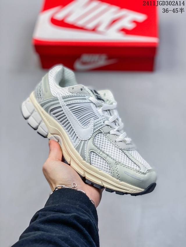 真标耐克nike Zoom Vomero 5 马拉松复古跑五代休闲运动慢跑鞋 采用环保纤维革饰片组合网眼布鞋面材质 升级正确后跟tpu加固 耐弯折热塑框架支撑鞋