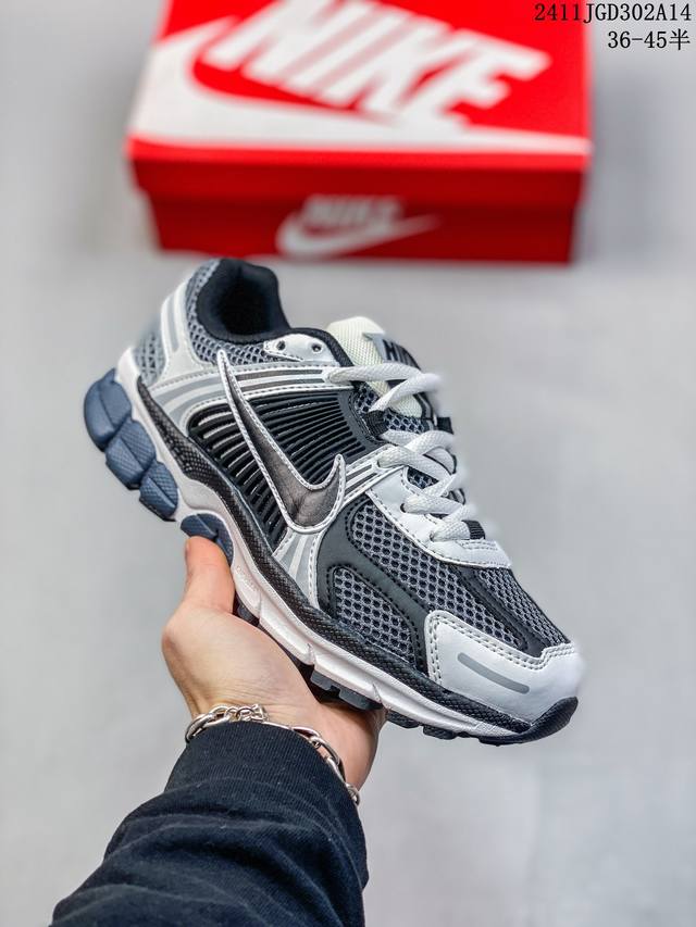 真标耐克nike Zoom Vomero 5 马拉松复古跑五代休闲运动慢跑鞋 采用环保纤维革饰片组合网眼布鞋面材质 升级正确后跟tpu加固 耐弯折热塑框架支撑鞋