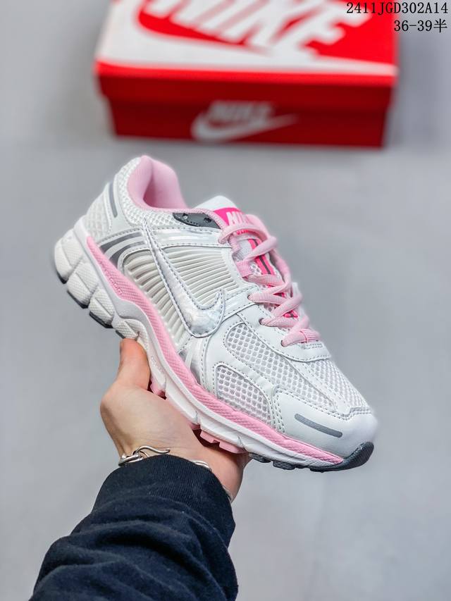 真标耐克nike Zoom Vomero 5 马拉松复古跑五代休闲运动慢跑鞋 采用环保纤维革饰片组合网眼布鞋面材质 升级正确后跟tpu加固 耐弯折热塑框架支撑鞋