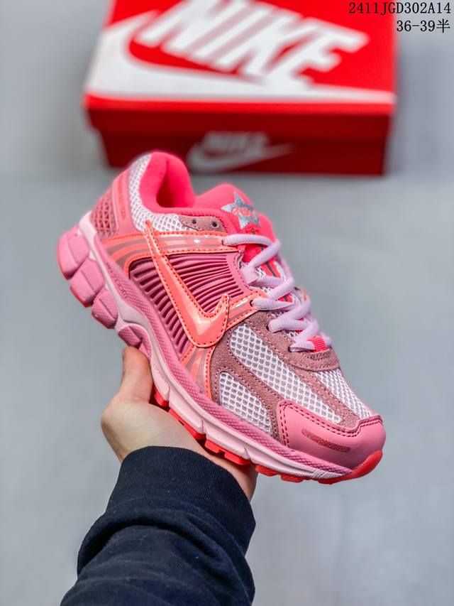 真标耐克nike Zoom Vomero 5 马拉松复古跑五代休闲运动慢跑鞋 采用环保纤维革饰片组合网眼布鞋面材质 升级正确后跟tpu加固 耐弯折热塑框架支撑鞋