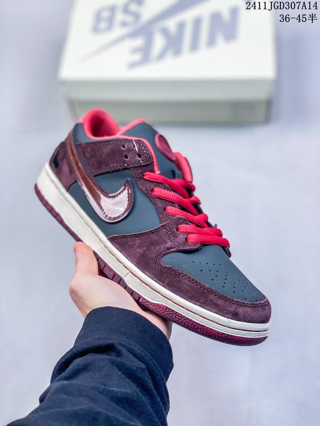 真标带半码耐克nike Sb Zoom Dunk Low 板鞋 系列经典百搭休闲运动板鞋 鞋舌的填充，使舒适性大大提升，同时也更方便穿脱中底部分则加入了脚感柔软