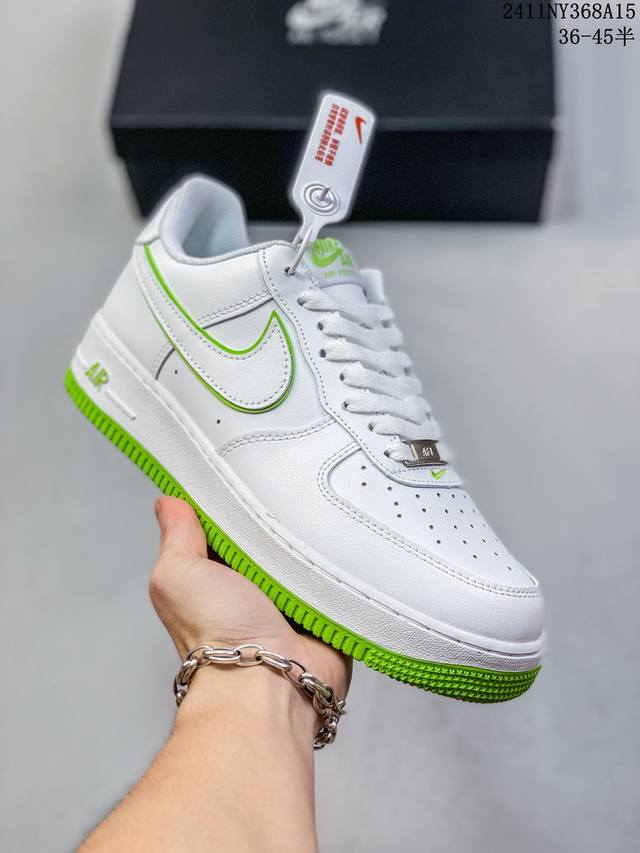 福利特价带半码耐克nike Air Force 1‘07 空军一号低帮百搭休闲运动板鞋。柔软、弹性十足的缓震性能和出色的中底设计，横跨复古与现代的外型结合，造就