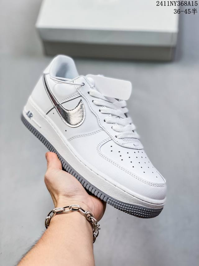 福利特价带半码耐克nike Air Force 1‘07 空军一号低帮百搭休闲运动板鞋。柔软、弹性十足的缓震性能和出色的中底设计，横跨复古与现代的外型结合，造就