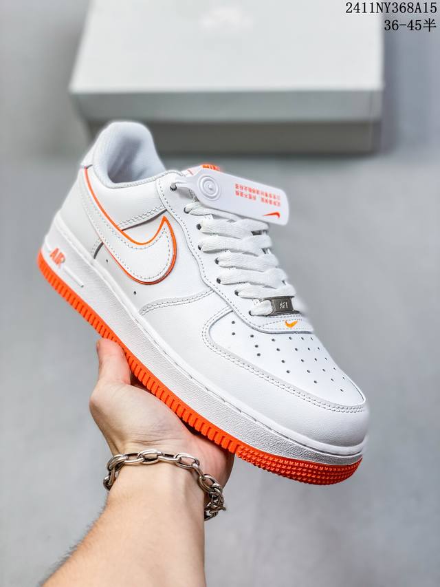 福利特价带半码耐克nike Air Force 1‘07 空军一号低帮百搭休闲运动板鞋。柔软、弹性十足的缓震性能和出色的中底设计，横跨复古与现代的外型结合，造就