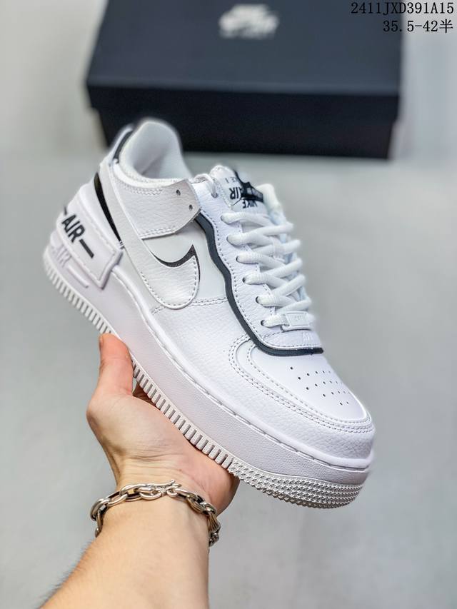 Nike 耐克低帮板鞋 空军一号 Af1马卡龙 Af1厚底增高百搭运动板鞋 Nike Air Force 1 “Shadow” 造型设计上与 Sacai X N