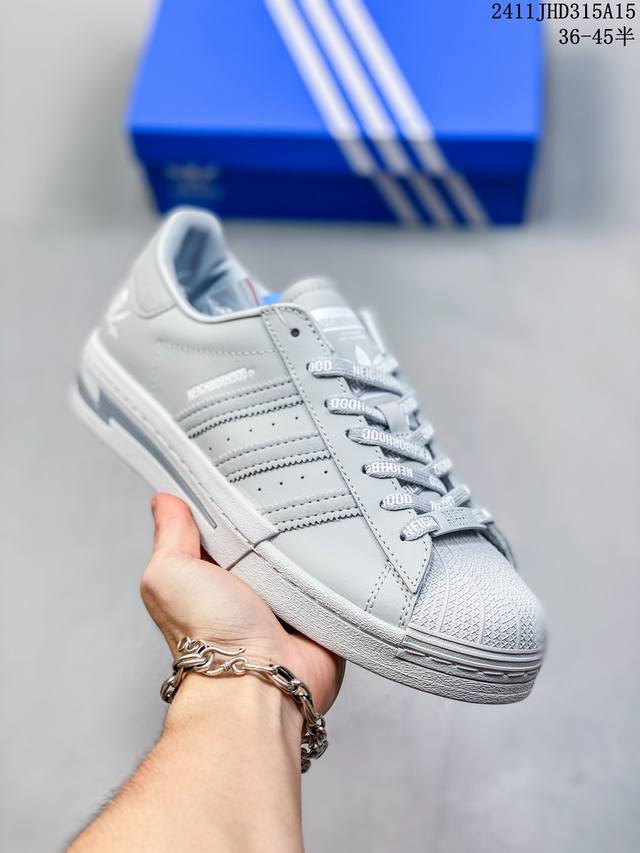 独家实拍 Neighborhood X Adidas Originals Superstar 舒适百搭防滑耐磨低帮 板鞋这款经典鞋,忠于原版设计,缀撞色三条纹和