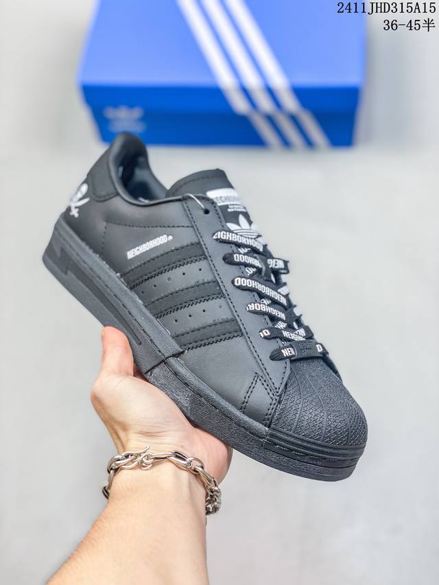 独家实拍 Neighborhood X Adidas Originals Superstar 舒适百搭防滑耐磨低帮 板鞋这款经典鞋,忠于原版设计,缀撞色三条纹和