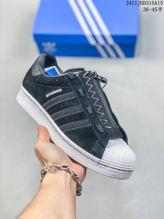 独家实拍 Neighborhood X Adidas Originals Superstar 舒适百搭防滑耐磨低帮 板鞋这款经典鞋,忠于原版设计,缀撞色三条纹和