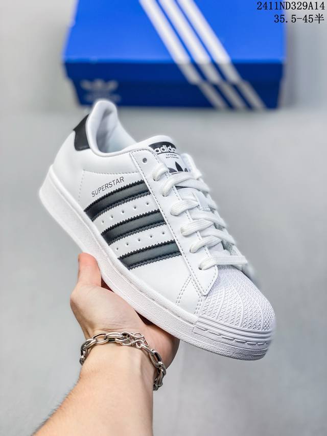 福利特价 Adidas Originals Superstar 经典复古贝壳头板鞋 Id3109 诞生于1969年 是第一双将全皮面鞋 身与橡胶鞋头结合在一起的