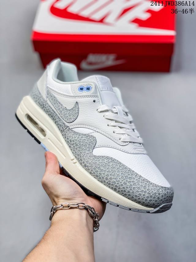 耐克 Nike Air Max 1 Tinker Sketch To Shelf 鞋面以相反的黑白笔画勾勒鞋面线条，其间点缀标注文字，带来酷似设计线稿的视觉效果