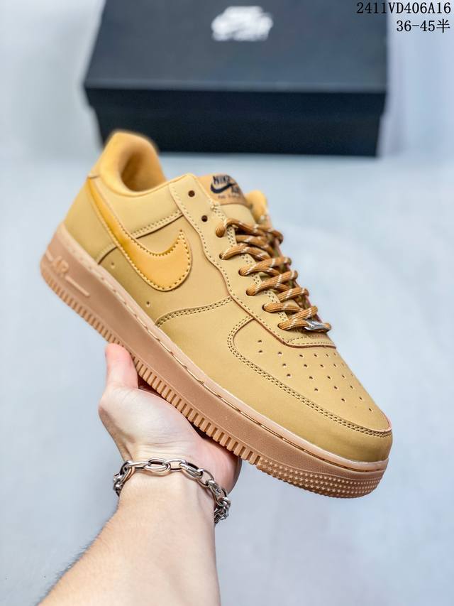 福利特价带半码耐克nike Air Force 1‘07 空军一号低帮百搭休闲运动板鞋。柔软、弹性十足的缓震性能和出色的中底设计，横跨复古与现代的外型结合，造就