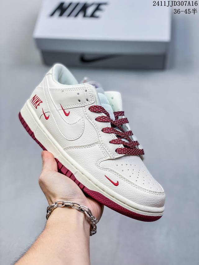 真标带半码耐克nike Sb Zoom Dunk Low 板鞋 系列经典百搭休闲运动板鞋 鞋舌的填充，使舒适性大大提升，同时也更方便穿脱中底部分则加入了脚感柔软