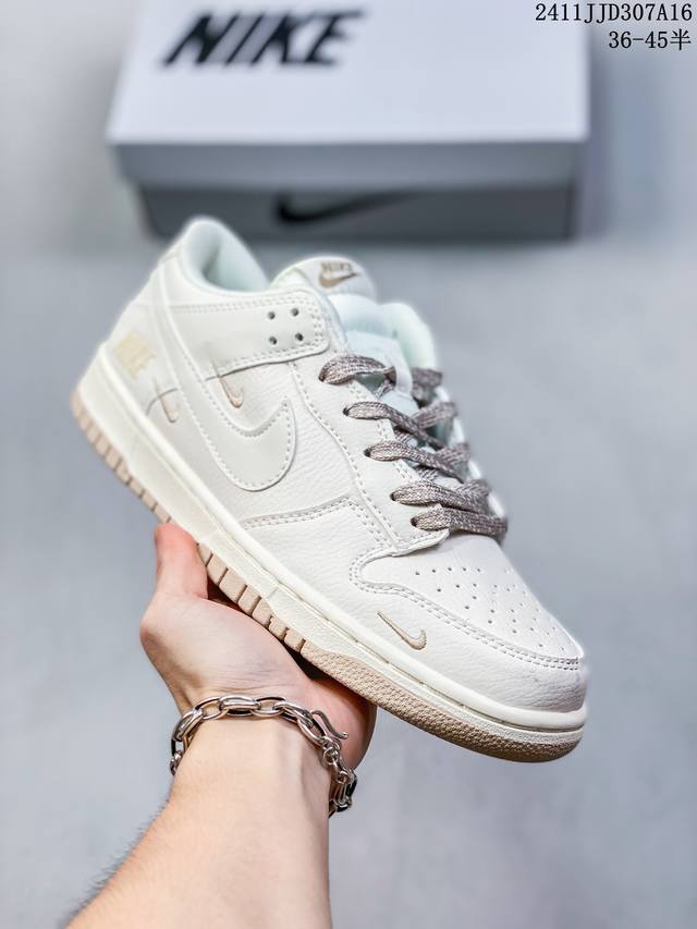 真标带半码耐克nike Sb Zoom Dunk Low 板鞋 系列经典百搭休闲运动板鞋 鞋舌的填充，使舒适性大大提升，同时也更方便穿脱中底部分则加入了脚感柔软