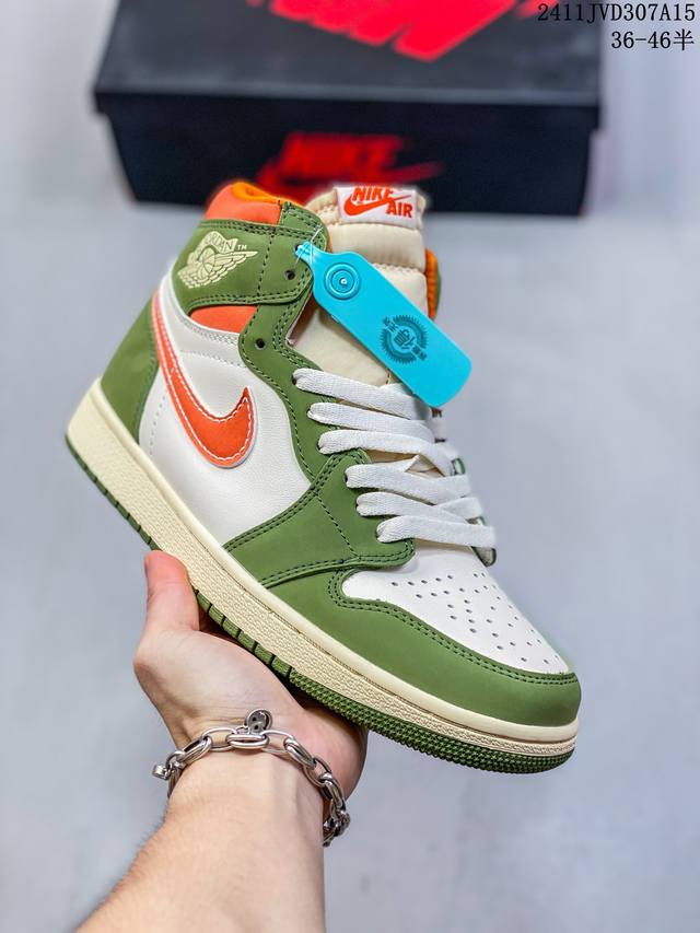 耐克 Nike Air Jordan 1 Retro High Og 乔丹一代篮球鞋复刻运动鞋 皮面高帮板鞋的设计灵感源自运动夹克，带你重温入选球队时刻。采用经