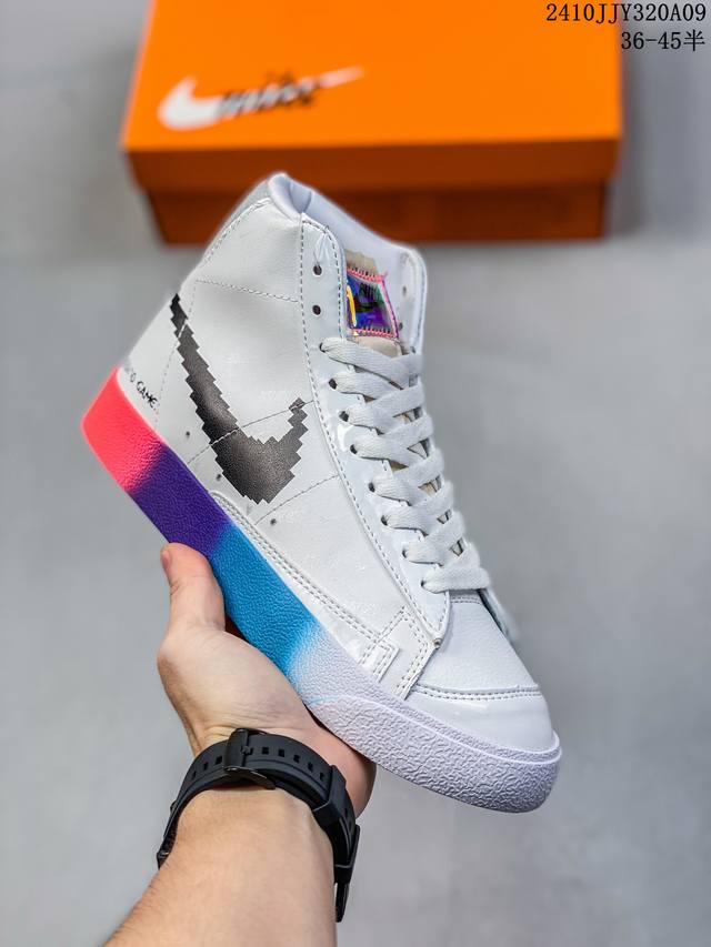 耐克 Nike Blazer Mid ‘77 Suede复古经典中帮开拓者 休闲板鞋。颇具辨识度的麂皮包头设计简约大气经典再现！ 货号：Dc3280 Size：