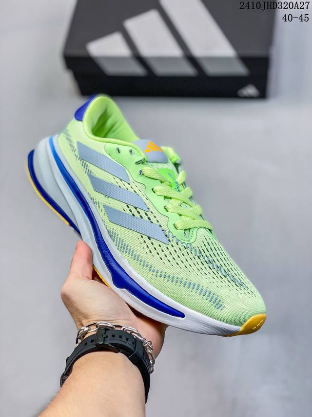 Adidas Supernova 超级跑鞋 Dreamstrike+ 中底科技精准调校的泡棉密度平衡柔弹性与支撑性，保证优异舒适的脚感枕形设柔软织物包裹提供稳固