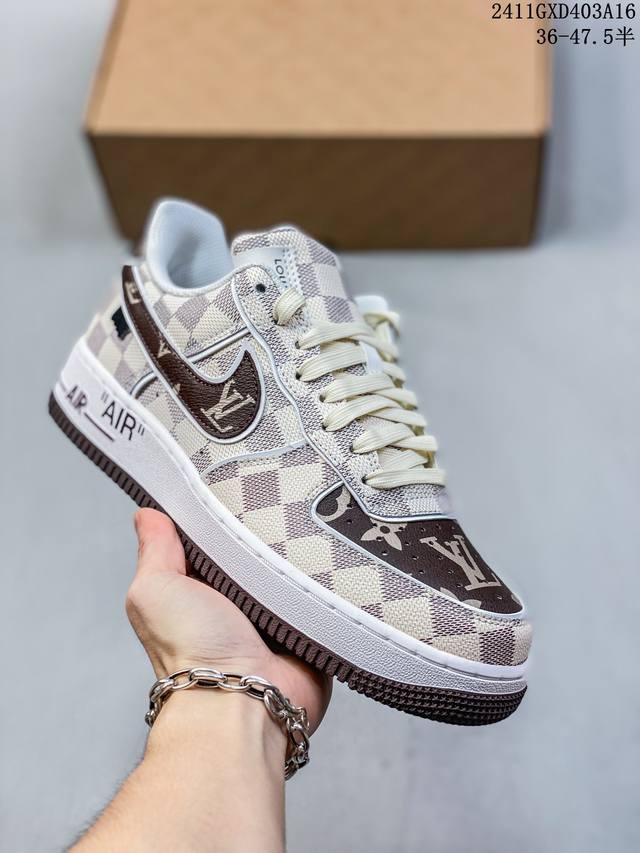 公司级带半码耐克nike Air Force 1‘07 空军一号低帮百搭休闲运动板鞋。柔软、弹性十足的缓震性能和出色的中底设计，横跨复古与现代的外型结合，造就出