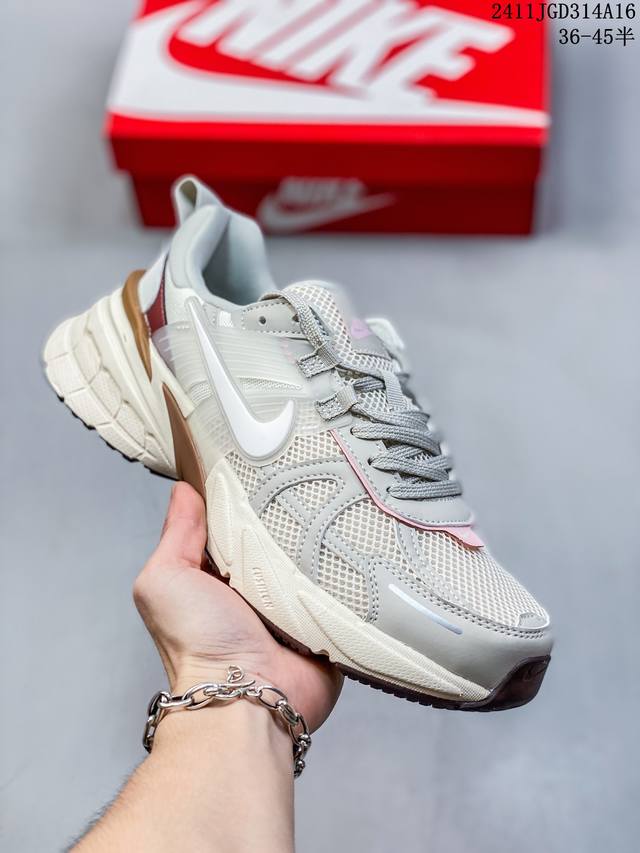 真标耐克nike Wmns V2K Runtekk Low”White Grey Pink”复古潮系列未来复古老爹风百搭休闲运动慢跑鞋 货号:Fn0738-10