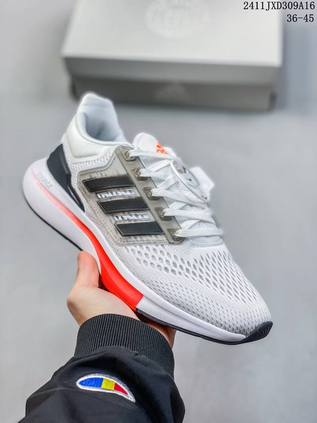 阿迪达斯adidas X_Plrphase 轻量跑鞋 外底延续 Boost 系列鞋款经典的镂空设计，为了加强中底抗扭刚性，Adidas 在两层 Boost 之间