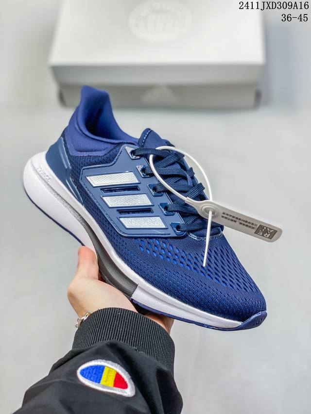 阿迪达斯adidas X_Plrphase 轻量跑鞋 外底延续 Boost 系列鞋款经典的镂空设计，为了加强中底抗扭刚性，Adidas 在两层 Boost 之间