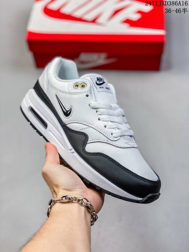 公司级nike Air Max 1 耐克气垫 缓震 耐磨运动鞋 鞋身材质均选择皮革 织物 麂皮多种材质覆盖 保证质感的前提下 层次感也相当不错 带有开窗式 Ai