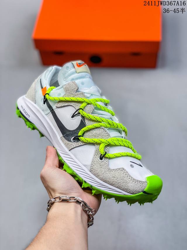 Off-White X Nike Air Zoom Terra Kiger 5联名款 钉鞋 潮流户外运动低帮越野跑步鞋 以田径跑鞋为蓝本，软钉外底是最大的亮点。