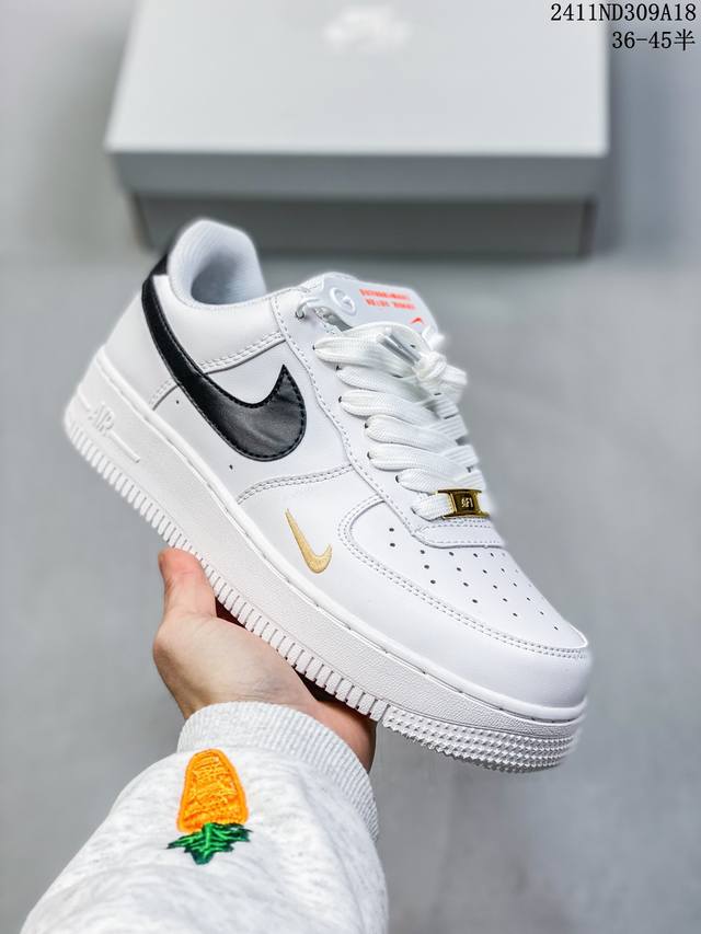 福利特价带半码耐克nike Air Force 1‘07 空军一号低帮百搭休闲运动板鞋。柔软、弹性十足的缓震性能和出色的中底设计，横跨复古与现代的外型结合，造就