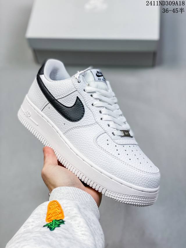 福利特价带半码耐克nike Air Force 1‘07 空军一号低帮百搭休闲运动板鞋。柔软、弹性十足的缓震性能和出色的中底设计，横跨复古与现代的外型结合，造就