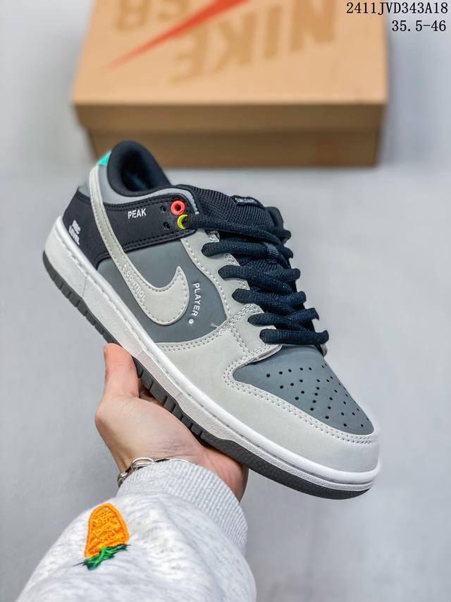 真标带半码耐克nike Sb Zoom Dunk Low 板鞋 系列经典百搭休闲运动板鞋 鞋舌的填充，使舒适性大大提升，同时也更方便穿脱中底部分则加入了脚感柔软