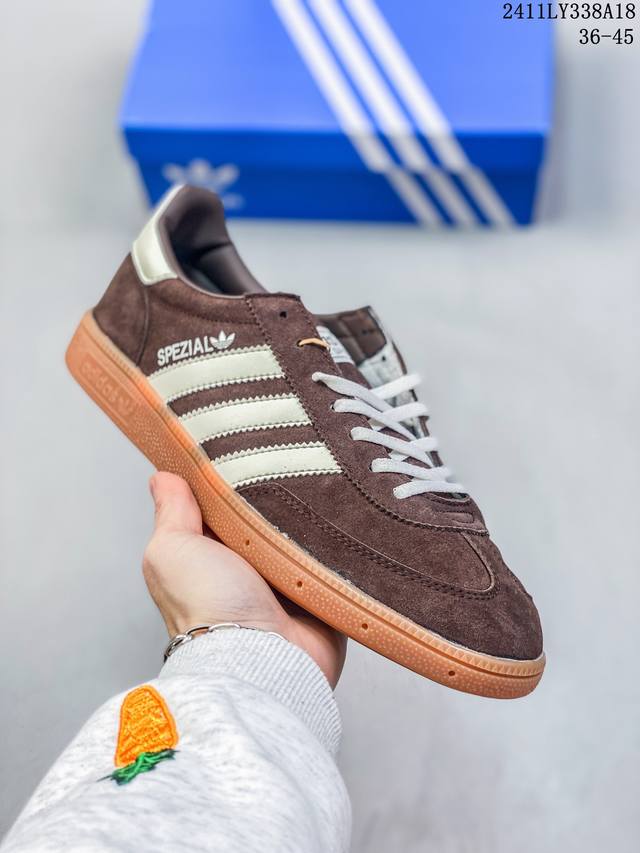 真标 阿迪达斯 Adidas Handball Spezial 低帮三叶草学院风复古休闲板鞋 德训鞋 橡胶底柔软皮革鞋面 经典运动鞋板鞋。圆头、缝合拼接设计、正