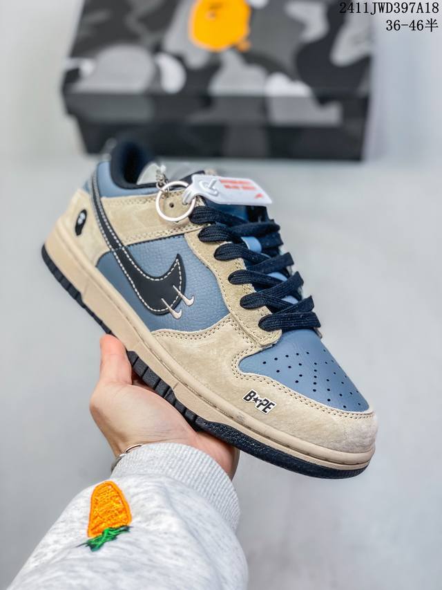 头层 The North Face X Nike Dunk Sb Low 北面 X 耐克 Sb 低帮 联名米白灰 鞋身以浅灰色麂皮作为主色调，搭配米白色皮革框架