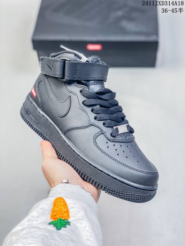 真标带半码耐克nike Air Force 7 空军一号低帮百搭休闲运动板鞋。柔软、弹性十足的缓震性能和出色的中底设计，横跨复古与现代的外型结合，造就出风靡全球