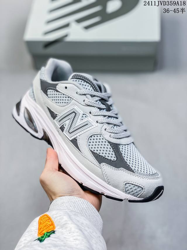 New Balance 新百伦 男女鞋真标半码制，采用猪巴革拼接透气网眼织物鞋面材质，T-Beam大底提供足步弓支撑，保持步态稳定，后跟搭载外露缓震胶美国波士顿