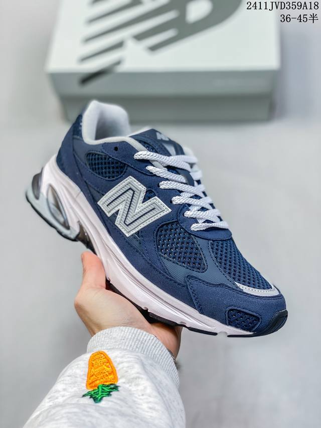 New Balance 新百伦 男女鞋真标半码制，采用猪巴革拼接透气网眼织物鞋面材质，T-Beam大底提供足步弓支撑，保持步态稳定，后跟搭载外露缓震胶美国波士顿