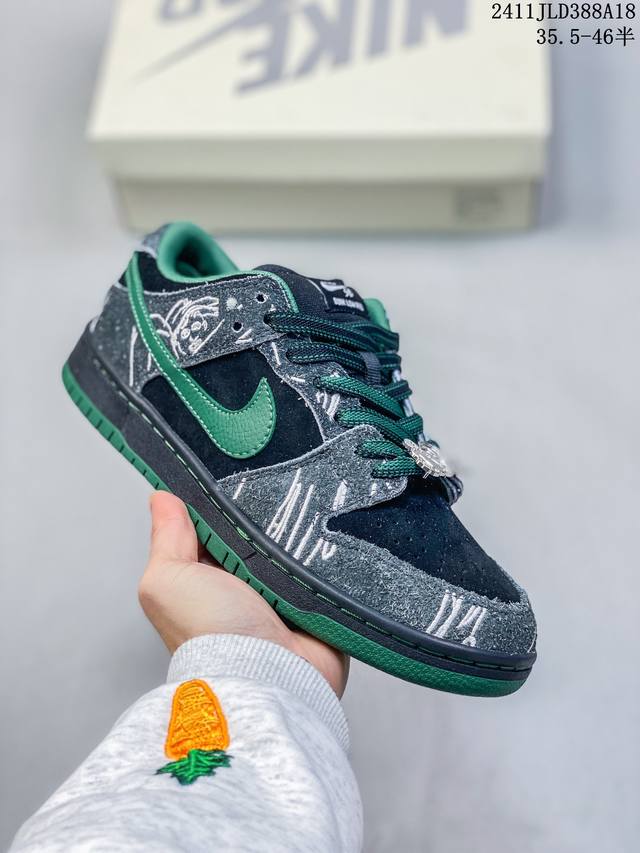 公司级带半码耐克nike Sb Zoom Dunk Low 板鞋 系列经典百搭休闲运动板鞋 鞋舌的填充，使舒适性大大提升，同时也更方便穿脱中底部分则加入了脚感柔