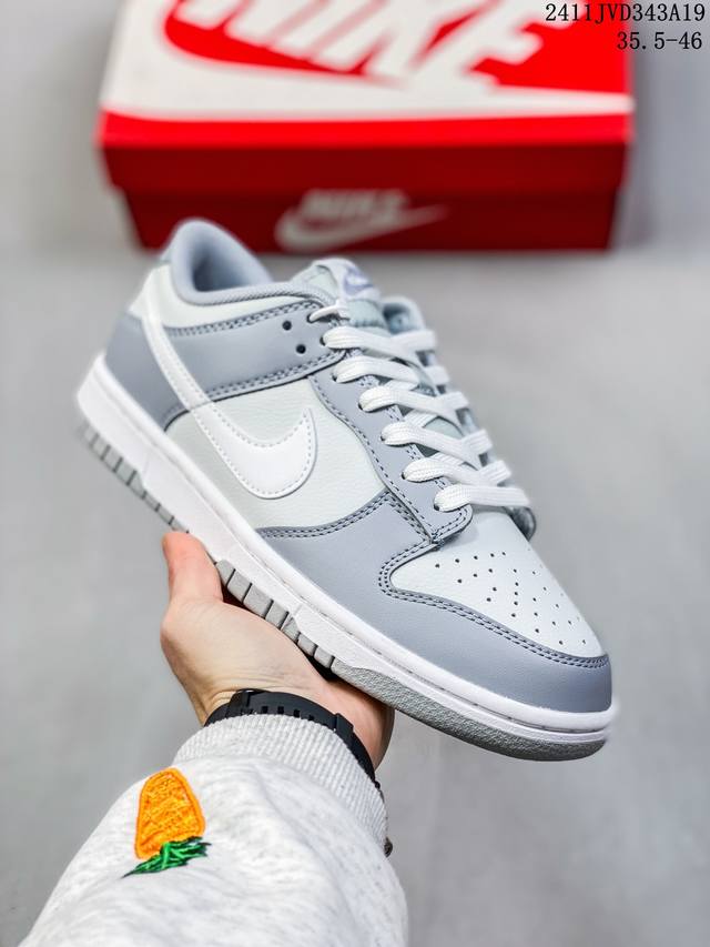 公司级带半码耐克nike Sb Zoom Dunk Low 板鞋 系列经典百搭休闲运动板鞋 鞋舌的填充，使舒适性大大提升，同时也更方便穿脱中底部分则加入了脚感柔