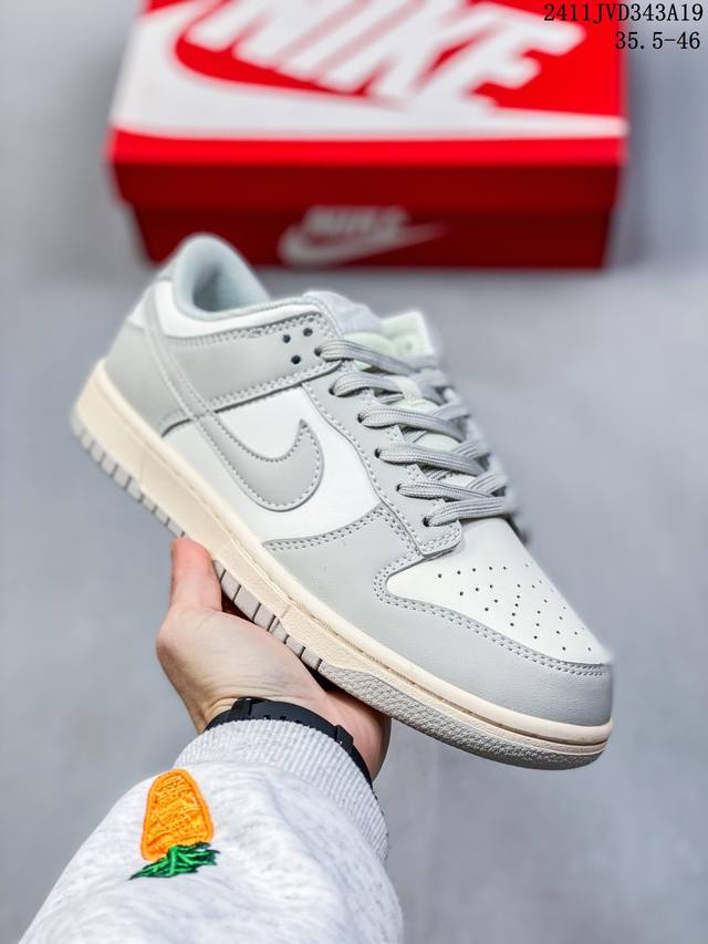 公司级带半码耐克nike Sb Zoom Dunk Low 板鞋 系列经典百搭休闲运动板鞋 鞋舌的填充，使舒适性大大提升，同时也更方便穿脱中底部分则加入了脚感柔