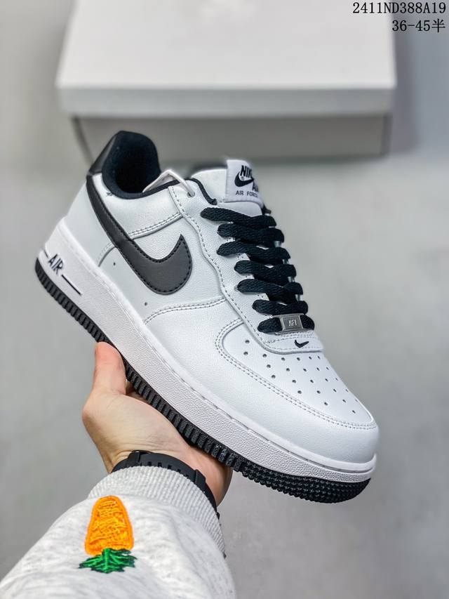 福利特价带半码耐克nike Air Force 1‘07 空军一号低帮百搭休闲运动板鞋。柔软、弹性十足的缓震性能和出色的中底设计，横跨复古与现代的外型结合，造就