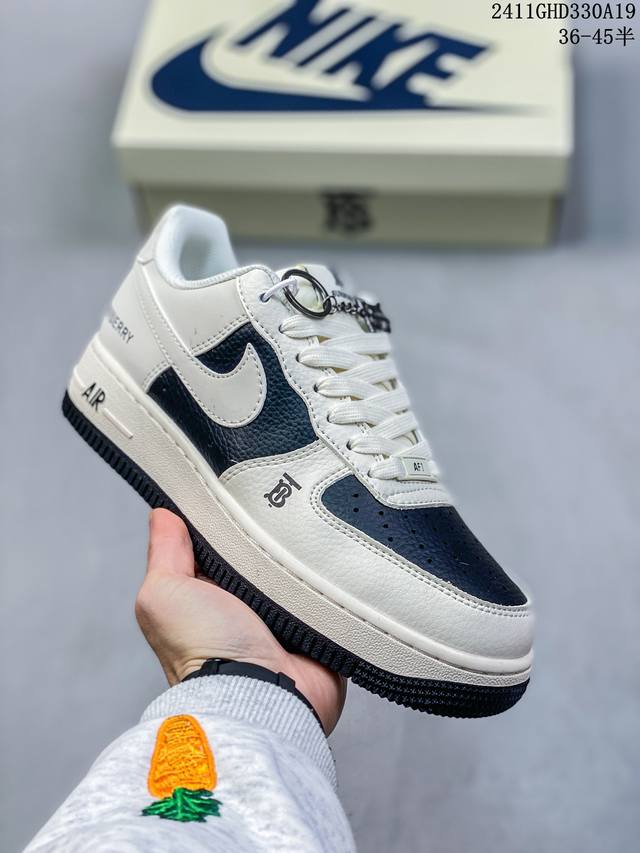 公司级带半码耐克nike Air Force 1‘07 空军一号低帮百搭休闲运动板鞋。柔软、弹性十足的缓震性能和出色的中底设计，横跨复古与现代的外型结合，造就出