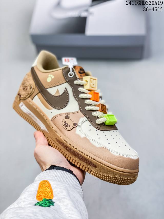 公司级带半码耐克nike Air Force 1‘07 空军一号低帮百搭休闲运动板鞋。柔软、弹性十足的缓震性能和出色的中底设计，横跨复古与现代的外型结合，造就出