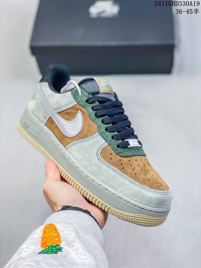 公司级带半码耐克nike Air Force 1‘07 空军一号低帮百搭休闲运动板鞋。柔软、弹性十足的缓震性能和出色的中底设计，横跨复古与现代的外型结合，造就出