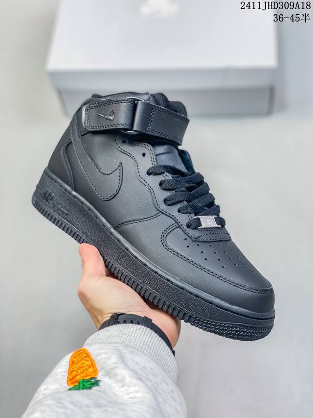 真标带半码耐克nike Air Force 7 空军一号低帮百搭休闲运动板鞋。柔软、弹性十足的缓震性能和出色的中底设计，横跨复古与现代的外型结合，造就出风靡全球