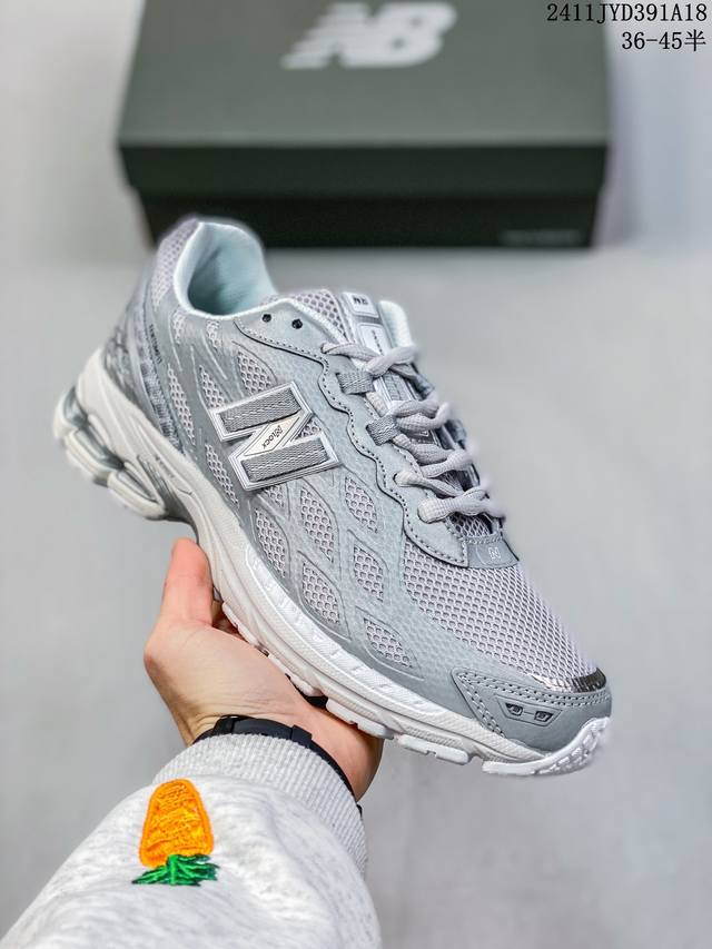 New Balance 6系列复古老爹风休闲运动慢跑鞋 采用轻质牛剖革拼接透气网眼衬垫织物鞋面材质 T-Beam大底提供足步弓支撑，保持步态稳定 后跟搭载外露缓